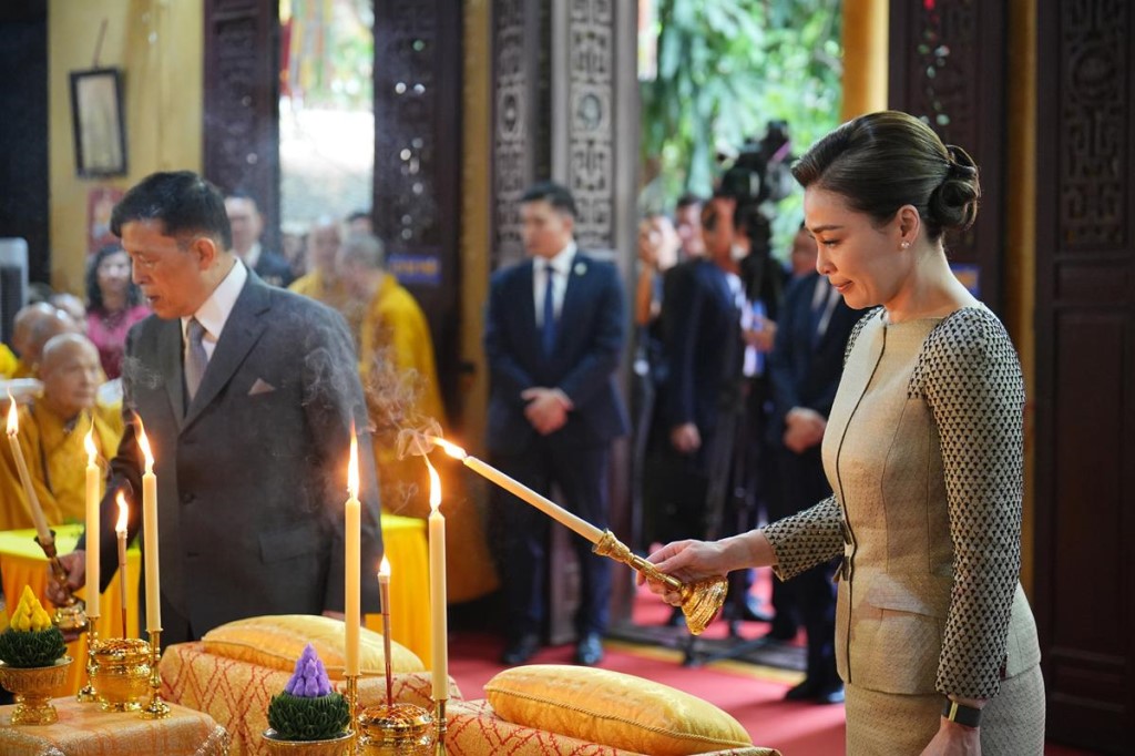 nha vua thai lan tham chua quan su_nguoiphattu.com23.jpg